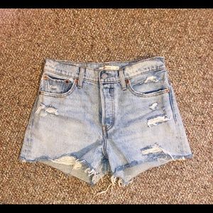 LEVIS SIZE 28 HIGH RISE DISTRESSED WEDGIE SHORT